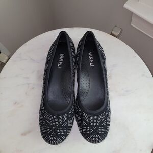 #33 NWOT Vaneli black flat studded shoes size 7N